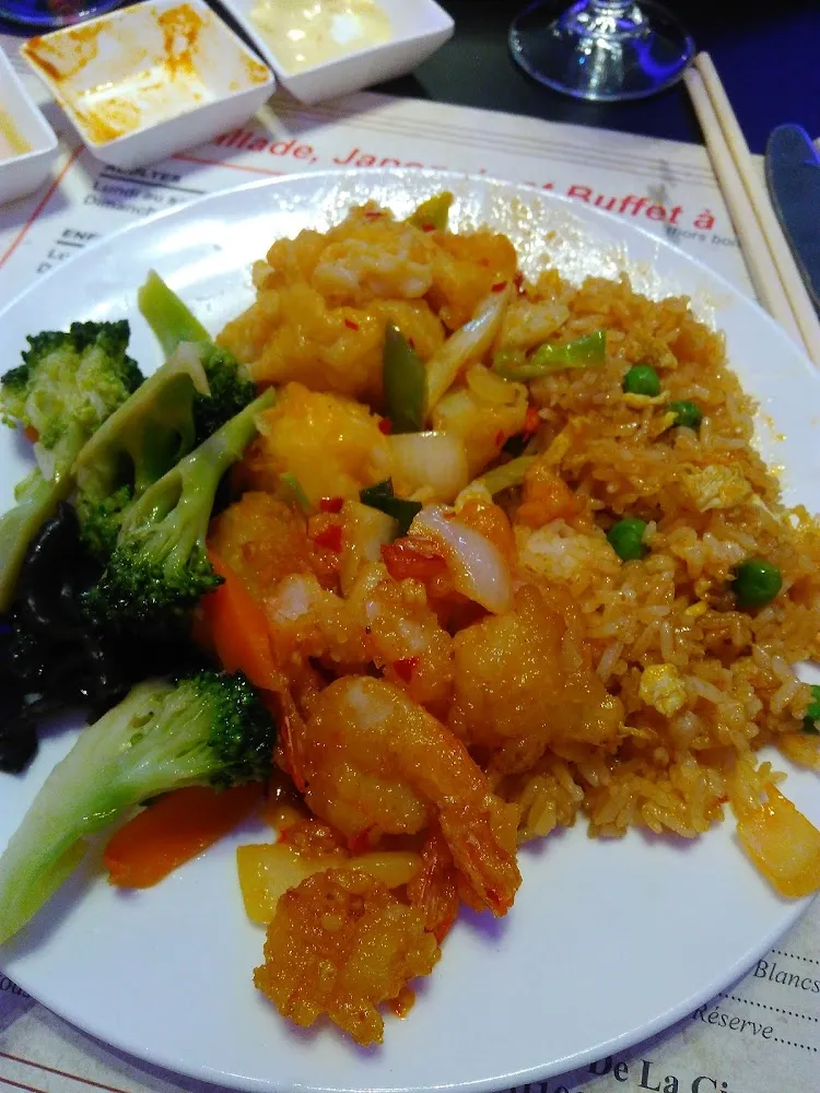 Sélection de Plats Du Buffet Riz Thaï Légumes Sautés Crevettes À l'Ail Et Poissons Au Curry